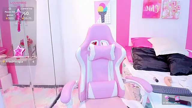 scarlette 15  online show from 02.05.25