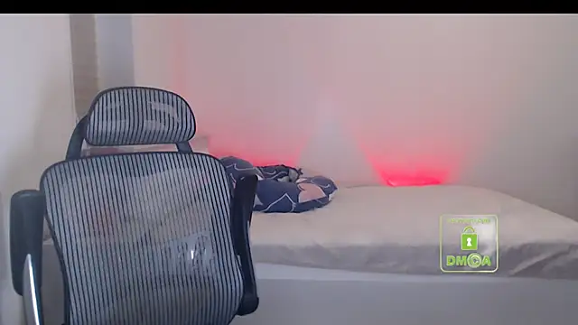 Snapshot of cute_and_hot chatting on 11.19.25 cute and hot online show from 11.19.25