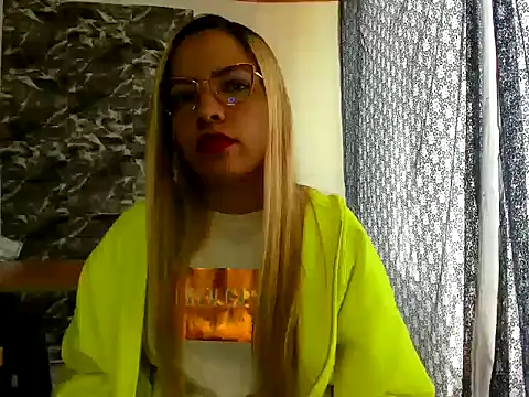 Snapshot of MISSLAUR4 chatting on 01.03.25 MISSLAUR4 online show from 01.03.25