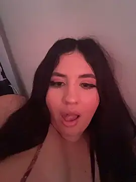 Snapshot of hally_berry____ chatting on 11.25.25 hally berry online show from 11.25.25