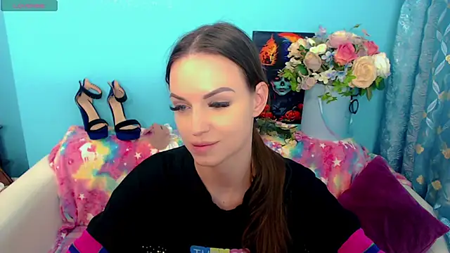 Snapshot of LindaaLu chatting on 03.19.25 LindaaLu online show from 03.19.25