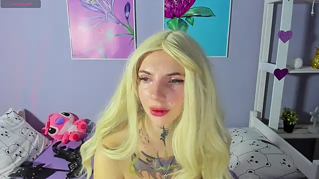 Snapshot of AnneTenet chatting on 12.13.24 AnneTenet online show from 12.13.24