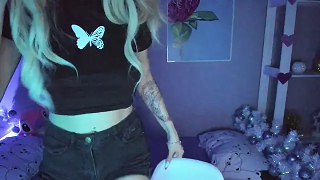 Snapshot of AnneTenet chatting on 12.18.24 AnneTenet online show from 12.18.24