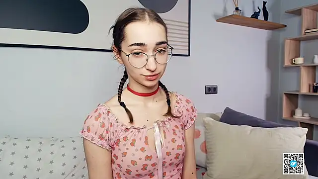 Snapshot of PollyBeev chatting on 10.07.25 PollyBeev online show from 10.07.25