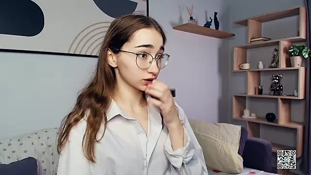 Snapshot of PollyBeev chatting on 10.10.25 PollyBeev online show from 10.10.25