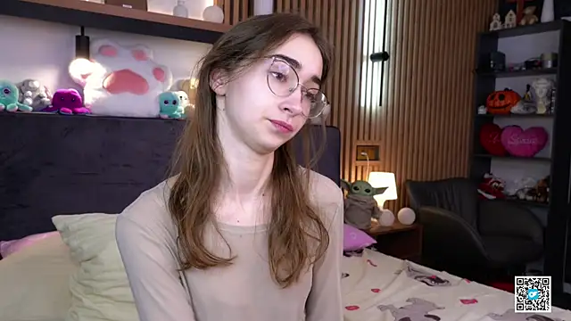 Snapshot of PollyBeev chatting on 11.18.25 PollyBeev online show from 11.18.25