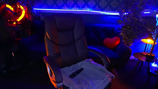 Snapshot of Snow_WhiteeeX chatting on 02.04.25 Snow WhiteeeX online show from 02.04.25