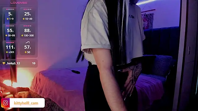 Snapshot of Alice_woodville chatting on 03.08.25 Alice woodville online show from 03.08.25