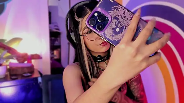 Snapshot of Alice_woodville chatting on 09.12.25 Alice woodville online show from 09.12.25