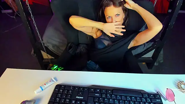 Snapshot of Elizabe_th chatting on 12.16.24 Elizabe th online show from 12.16.24