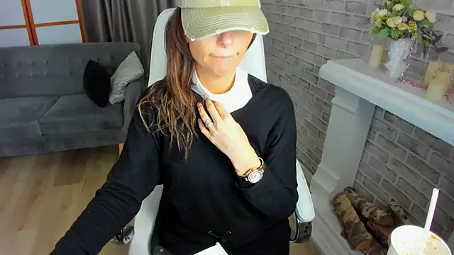 Snapshot of Elizabe_th chatting on 01.25.25 Elizabe th online show from 01.25.25