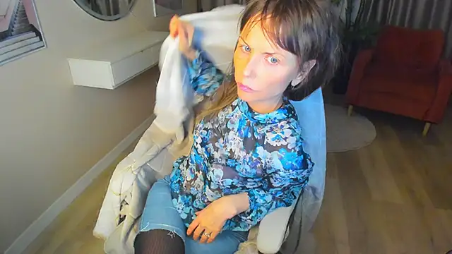 Snapshot of Elizabe_th chatting on 02.06.25 Elizabe th online show from 02.06.25