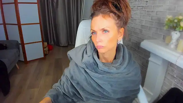 Snapshot of Elizabe_th chatting on 03.12.25 Elizabe th online show from 03.12.25