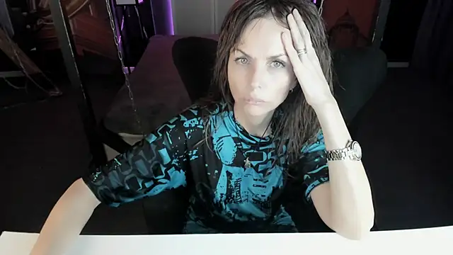 Snapshot of Elizabe_th chatting on 03.15.25 Elizabe th online show from 03.15.25