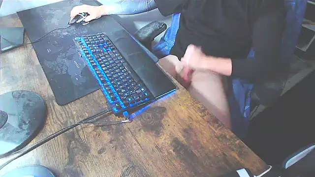 Snapshot of WouldLovetoFuckYou666 chatting on 12.04.25 WouldLovetoFuckYou666 online show from 12.04.25