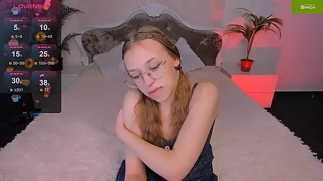 Snapshot of LayriantaVee chatting on 01.13.25 LayriantaVee online show from 01.13.25