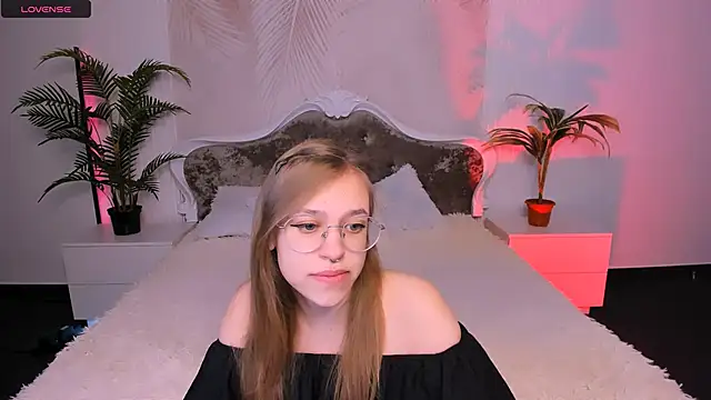 Snapshot of LayriantaVee chatting on 01.15.25 LayriantaVee online show from 01.15.25