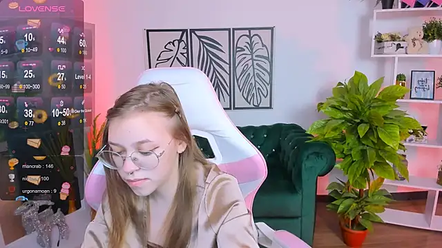 Snapshot of LayriantaVee chatting on 01.19.25 LayriantaVee online show from 01.19.25