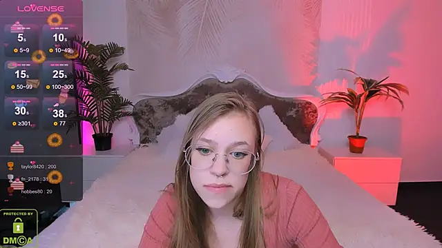 Snapshot of LayriantaVee chatting on 01.25.25 LayriantaVee online show from 01.25.25