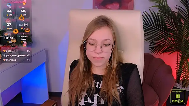 Snapshot of LayriantaVee chatting on 01.28.25 LayriantaVee online show from 01.28.25