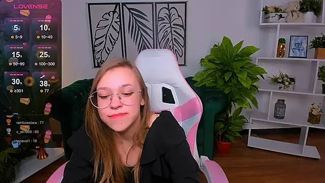 Snapshot of LayriantaVee chatting on 02.11.25 LayriantaVee online show from 02.11.25