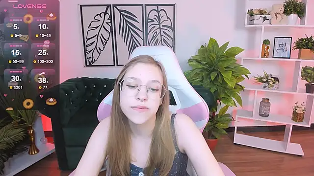 Snapshot of LayriantaVee chatting on 02.16.25 LayriantaVee online show from 02.16.25