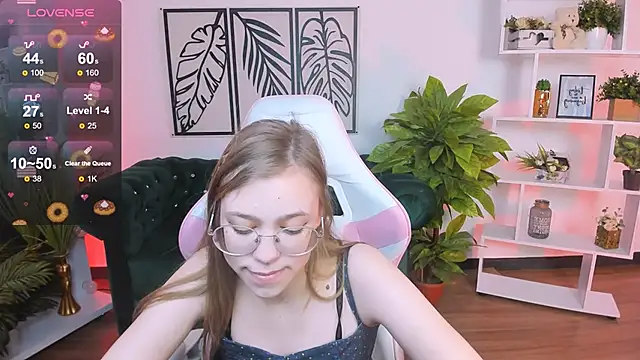 Snapshot of LayriantaVee chatting on 02.16.25 LayriantaVee online show from 02.16.25