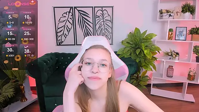 Snapshot of LayriantaVee chatting on 02.22.25 LayriantaVee online show from 02.22.25