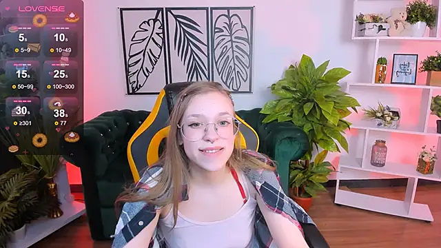 Snapshot of LayriantaVee chatting on 02.23.25 LayriantaVee online show from 02.23.25