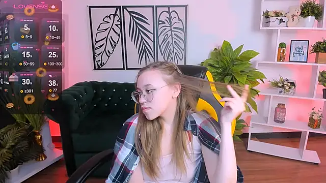 Snapshot of LayriantaVee chatting on 02.25.25 LayriantaVee online show from 02.25.25