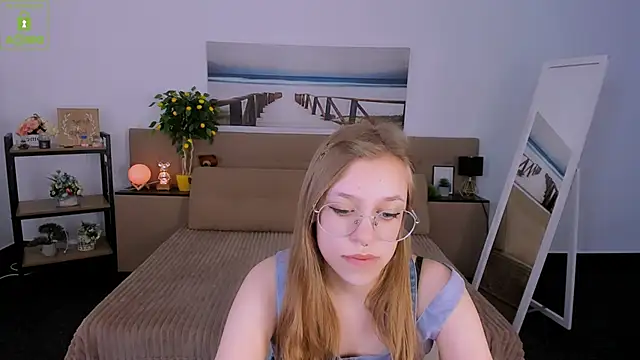 Snapshot of LayriantaVee chatting on 03.05.25 LayriantaVee online show from 03.05.25