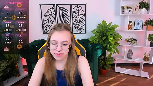 Snapshot of LayriantaVee chatting on 03.07.25 LayriantaVee online show from 03.07.25