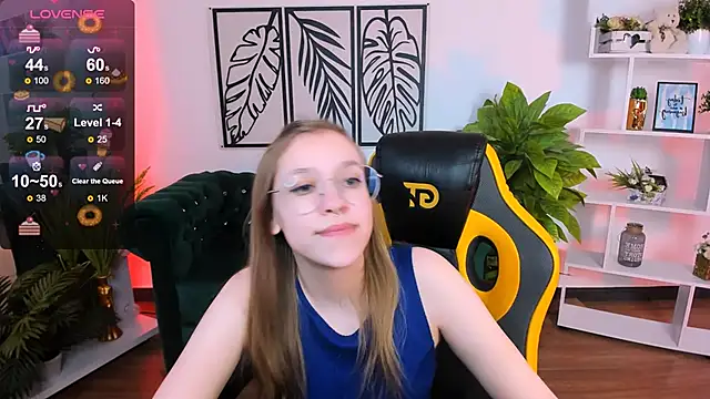 Snapshot of LayriantaVee chatting on 03.07.25 LayriantaVee online show from 03.07.25