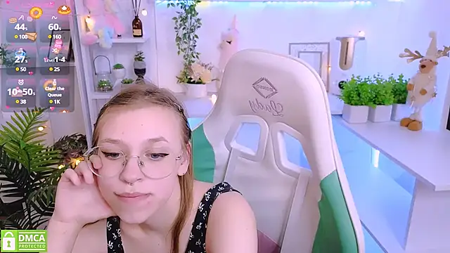 Snapshot of LayriantaVee chatting on 03.19.25 LayriantaVee online show from 03.19.25