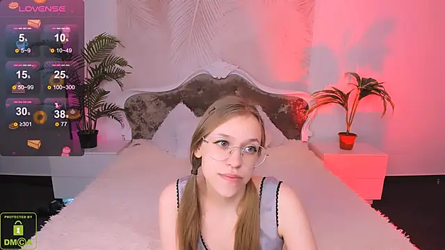 Snapshot of LayriantaVee chatting on 03.23.25 LayriantaVee online show from 03.23.25