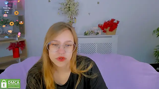 Snapshot of LayriantaVee chatting on 09.10.25 LayriantaVee online show from 09.10.25