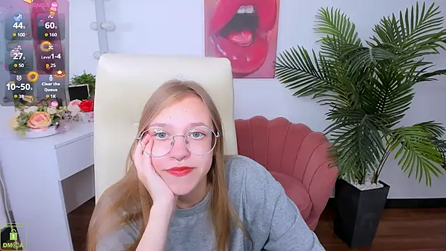 Snapshot of LayriantaVee chatting on 09.15.25 LayriantaVee online show from 09.15.25