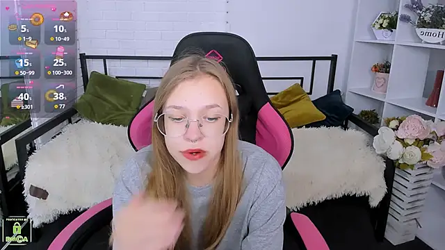 Snapshot of LayriantaVee chatting on 09.17.25 LayriantaVee online show from 09.17.25