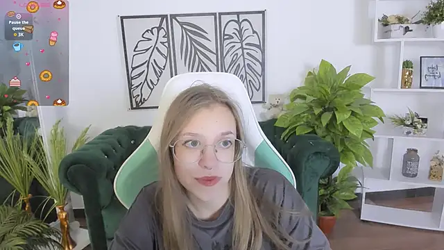 Snapshot of LayriantaVee chatting on 09.18.25 LayriantaVee online show from 09.18.25