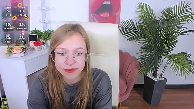 Snapshot of LayriantaVee chatting on 09.20.25 LayriantaVee online show from 09.20.25