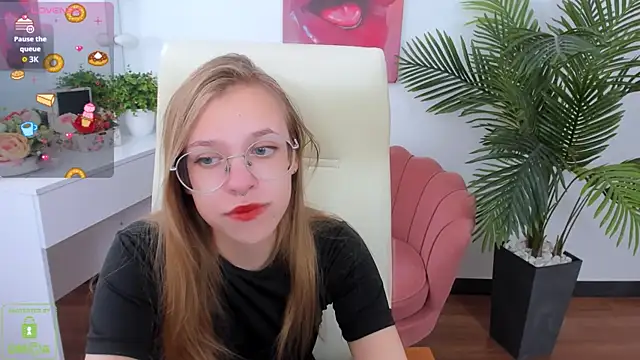 Snapshot of LayriantaVee chatting on 09.22.25 LayriantaVee online show from 09.22.25