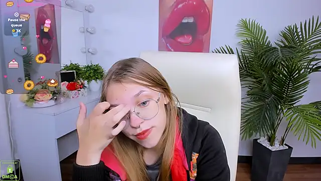 Snapshot of LayriantaVee chatting on 09.28.25 LayriantaVee online show from 09.28.25