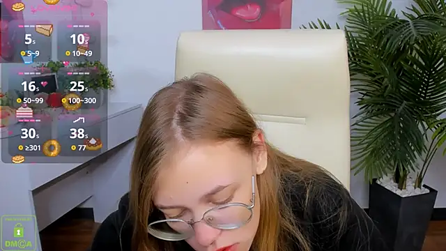 Snapshot of LayriantaVee chatting on 10.06.25 LayriantaVee online show from 10.06.25