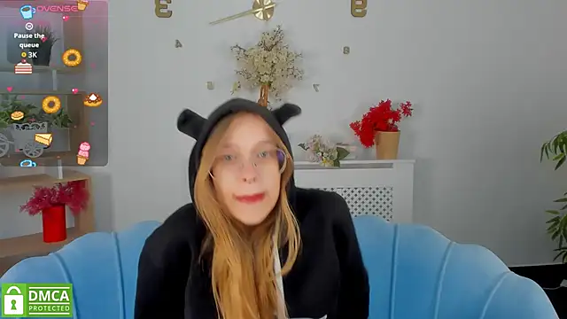 Snapshot of LayriantaVee chatting on 10.10.25 LayriantaVee online show from 10.10.25