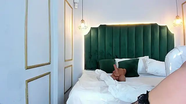 Snapshot of HannaPaola chatting on 02.04.25 HannaPaola online show from 02.04.25