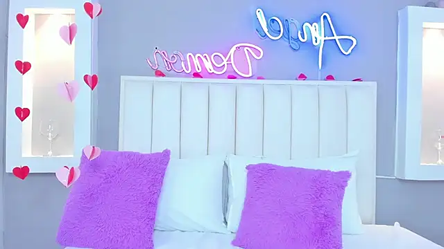 Snapshot of HannaPaola chatting on 02.19.25 HannaPaola online show from 02.19.25