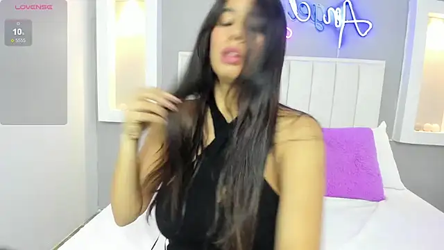 Snapshot of HannaPaola chatting on 02.25.25 HannaPaola online show from 02.25.25