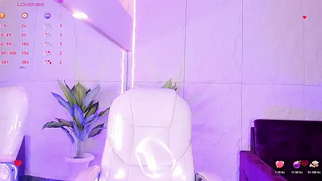 Snapshot of HannaPaola chatting on 11.15.25 HannaPaola online show from 11.15.25