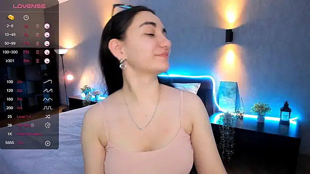 hannacheekss  online show from 01.14.25