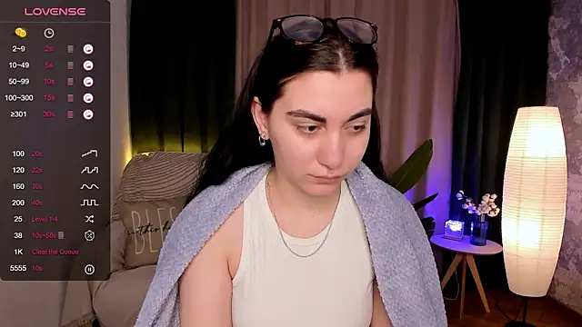 hannacheekss  online show from 01.21.25